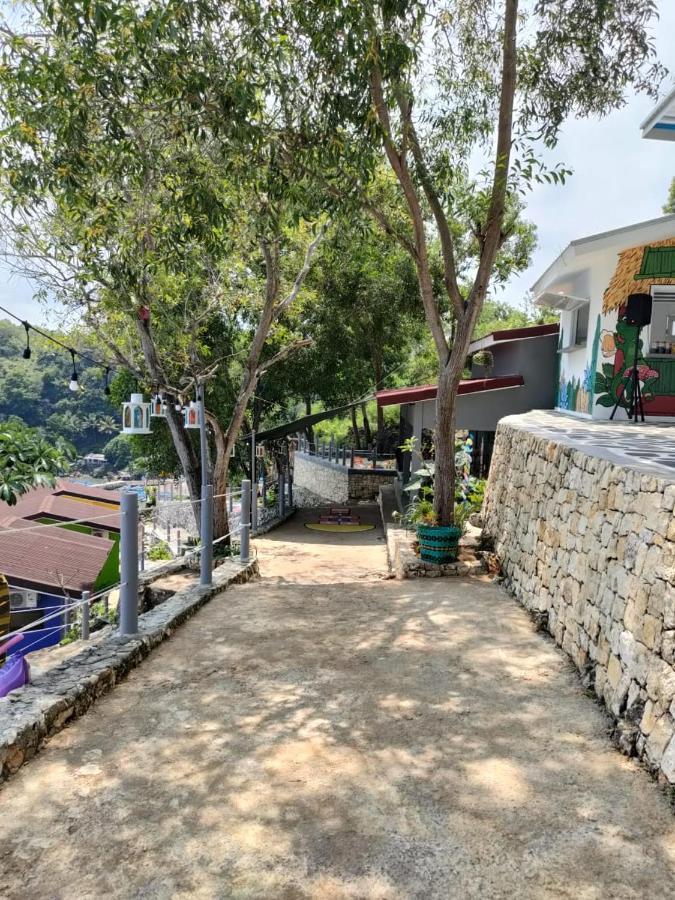 Lighthouse & Eatery Lodge *